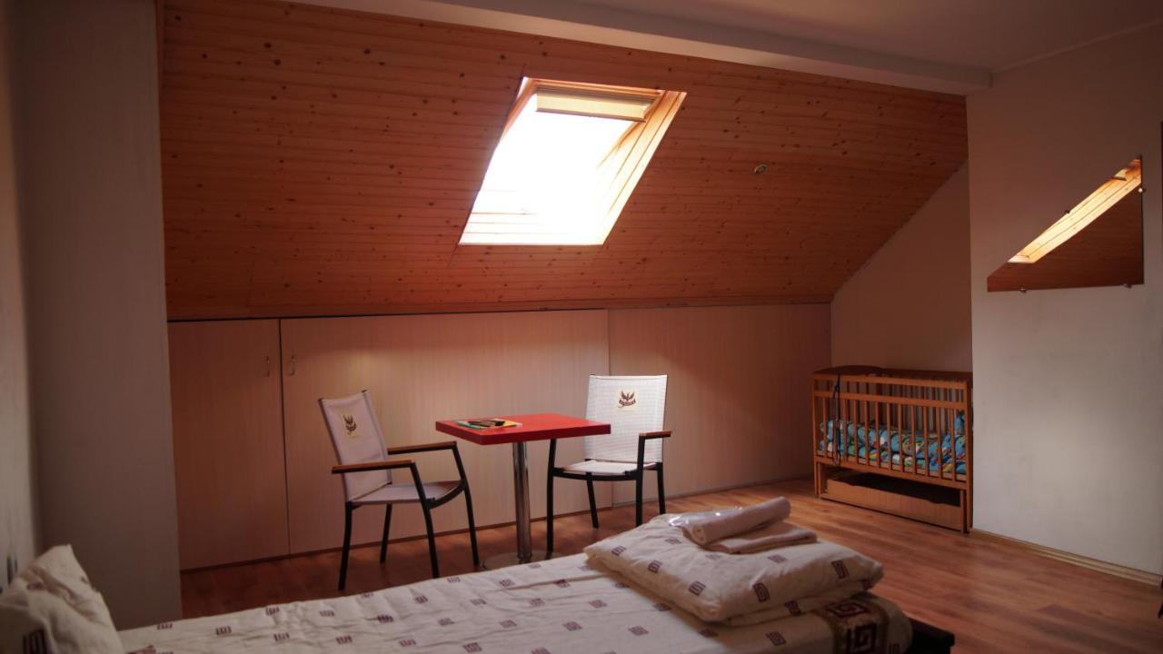 Hotel U Dvori à Podgorodtsy Extérieur photo